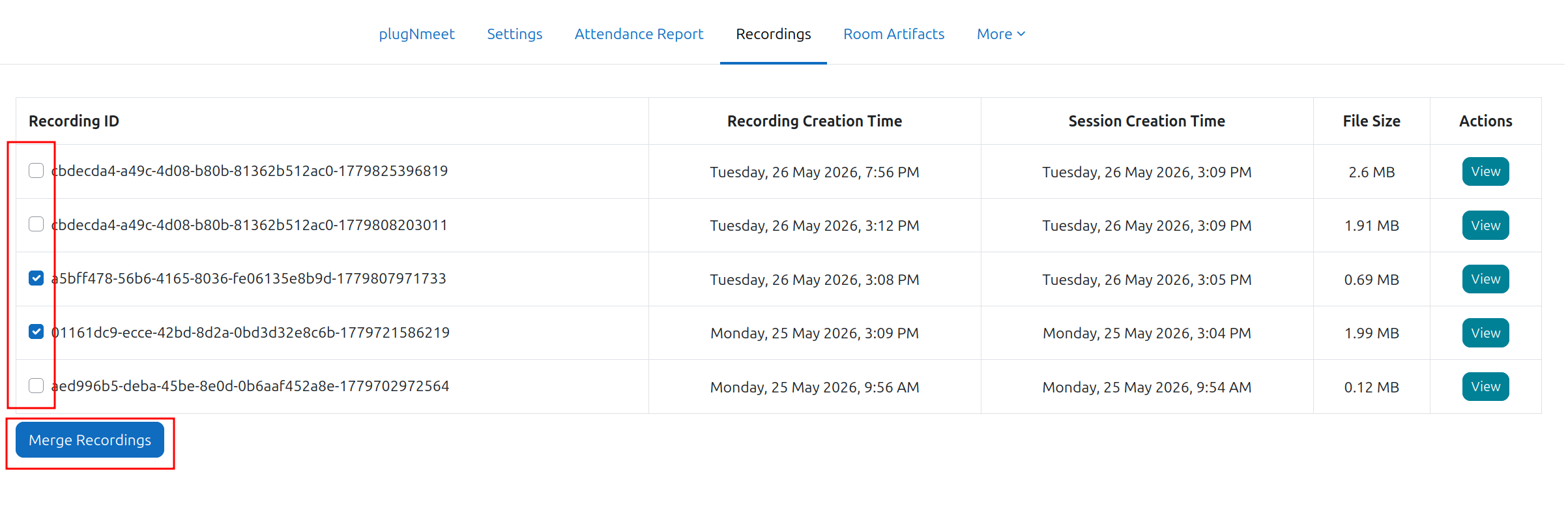 Captura de pantalla de la lista de grabaciones de Moodle con casillas de verificación y un botón de fusión, que muestra la ventana emergente de confirmación de fusión.